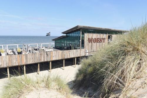 Zon Zee Strand - restaurant WOEST Puur Genieten aan het strand 19.50.44